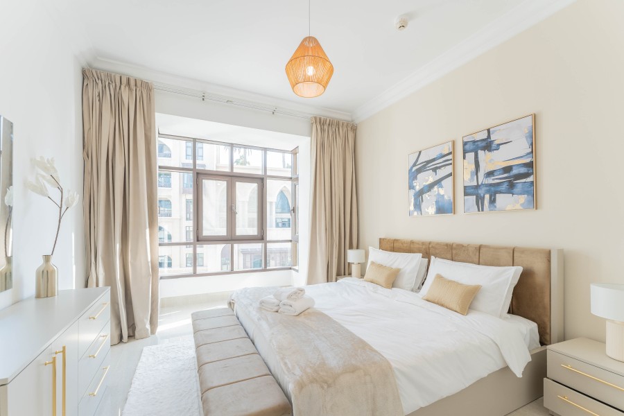 Dubai Fountain and Burj Khalifa view from the Balcony, 2 mins walk to Dubai Mall